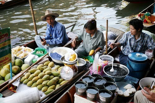The floating market at Damnoen Saduak