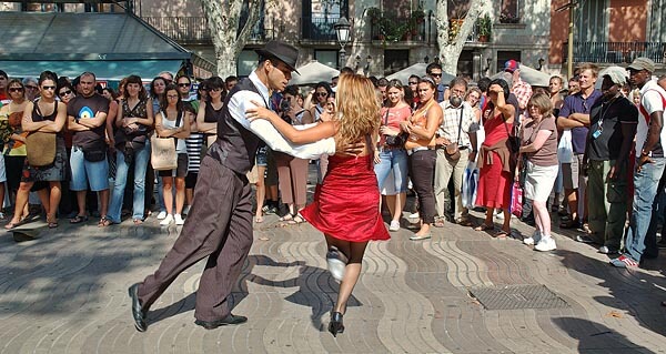 A couple dancing tango on Las Ramblas