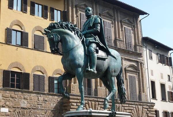 Comiso statue at Knights Square in Pisa