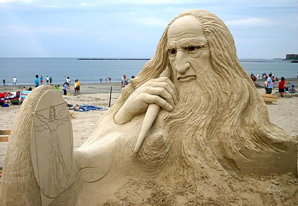 Sand sculpture of Leonardo da Vinci