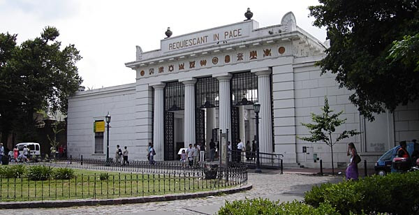 The entrance to Cementerio de la Recoleta