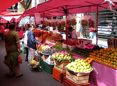 Mercado Sobre Ruedas, between Avenida Veracruz and Juan de la Barrera, Mexico City.