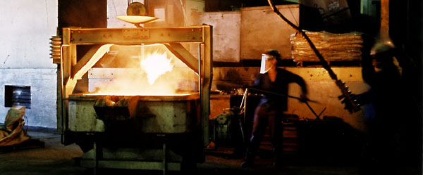 Sampling liquid iron in the foundry, Joinville, Brazil.